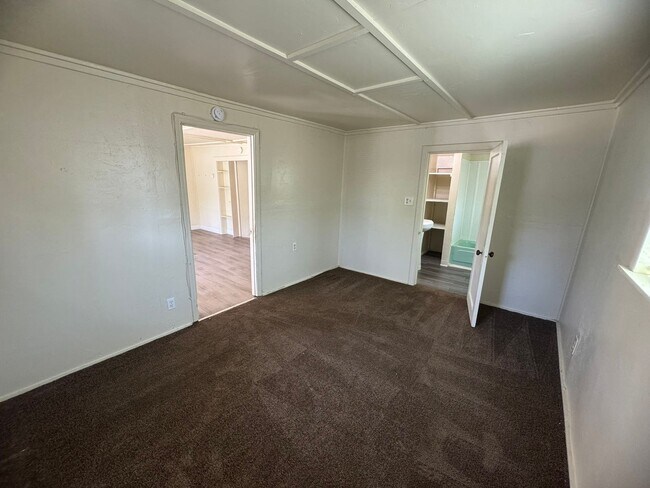 Building Photo - 2 Bedroom Home With A Spacious Yard