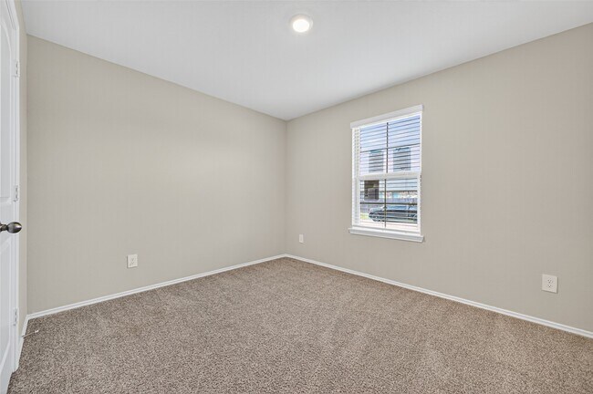 Building Photo - 40320 Hilltop Pr Dr
