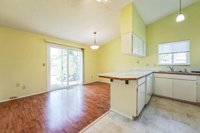 Building Photo - $1000 off first month's rent!