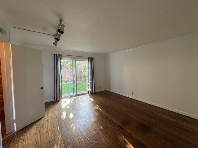 Building Photo - 1450 Meadow Ln
