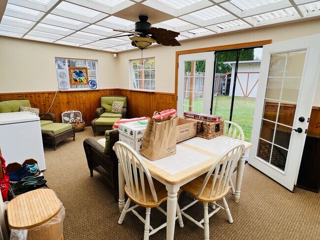 Building Photo - Beautiful yard, 3 bedroom 1 bath rambler i...
