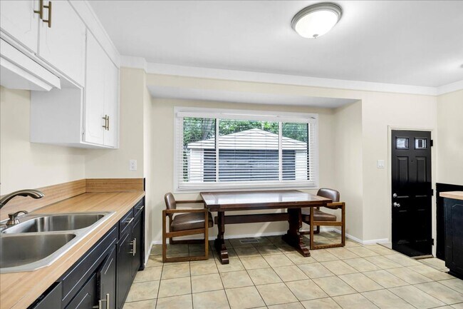 Building Photo - Charming Madison Heights Home with Garage and Fenced Yard