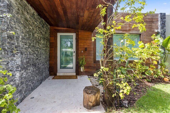 Building Photo - 570 NE 52nd Terrace