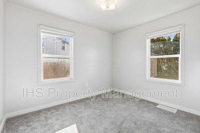 Building Photo - 1105 Thayer Dr