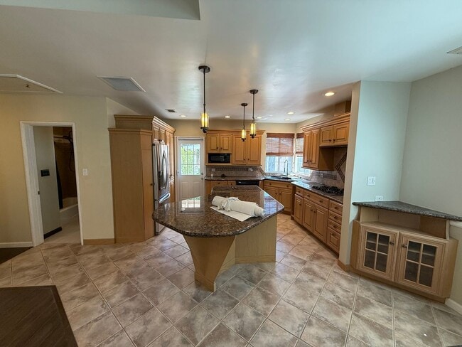 Building Photo - Charming 2-Bedroom Front House in Prime Lakewood Location