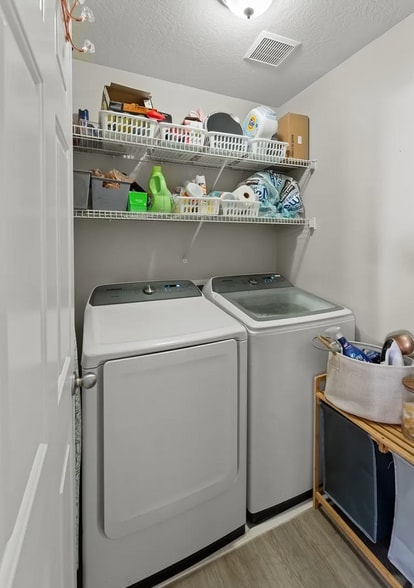 Building Photo - 1485 Navajo Dr