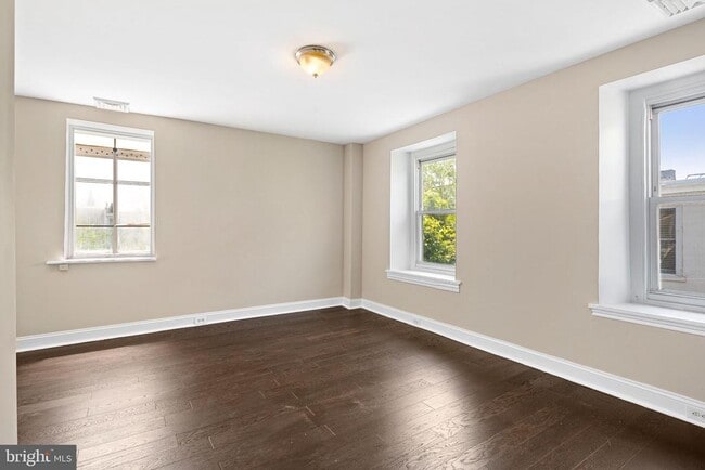 Building Photo - 161 Hermitage St