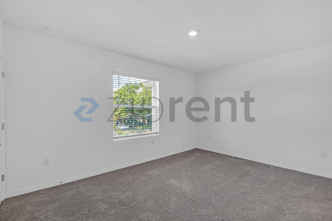 Building Photo - Unit
