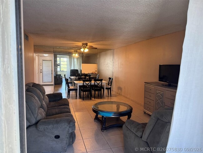 Building Photo - 2860 Somerset Dr