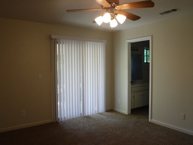 Building Photo - Great Neighborhood Close to Schools and Sh...