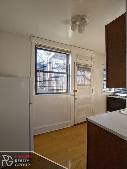 Building Photo - 1448 W Cornelia Ave