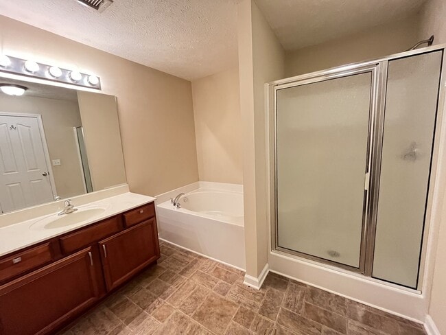Building Photo - 3323 Risen Star Dr