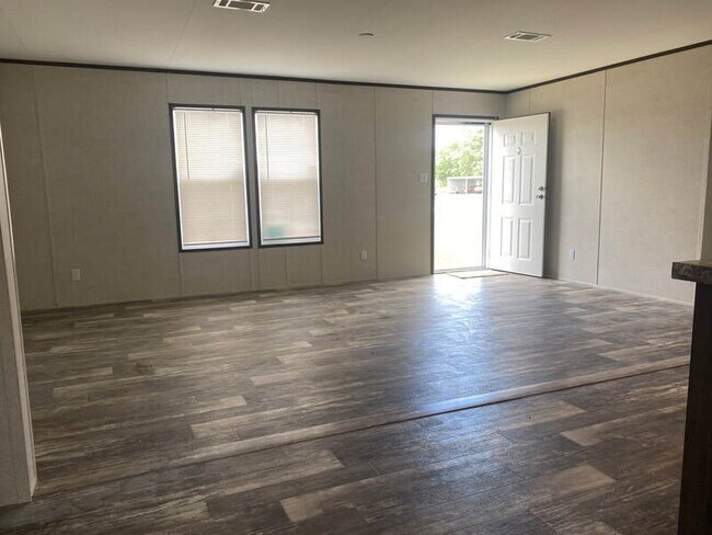 Building Photo - Wonderful, modern 3 bedroom 2 bath mobile