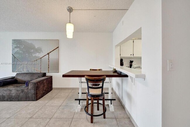 Building Photo - 1911 Sabal Palm Dr