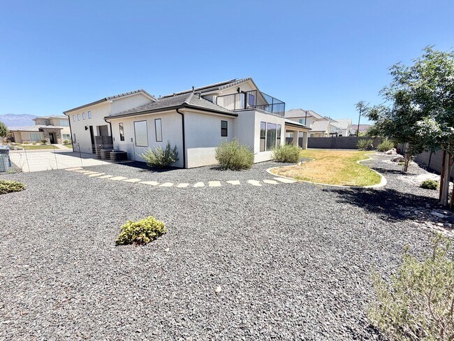 Building Photo - Beautiful Modern 5 Bedroom Home!! Furnished or Unfurnished option!!