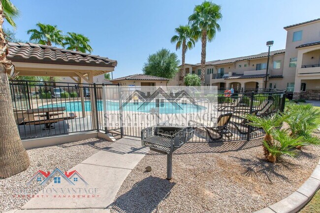 Building Photo - 2821 S Skyline Dr