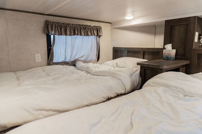 Building Photo - Turn-Key Park Model in Yuma Foothills – Fu...