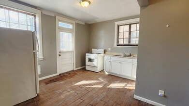 Building Photo - Charming 1-Bedroom Apartment in South St. Louis