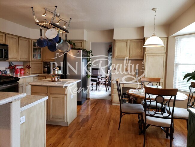 Building Photo - Gorgeous 5 Bedroom Home in D20!
