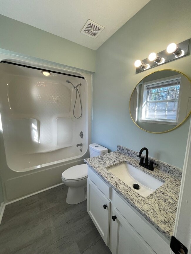 Building Photo - Updated 2BR/2BA Duplex in Downtown Springfield – Modern Finishes & Spacious Layout