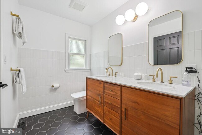Building Photo - 11705 Admirals Ct