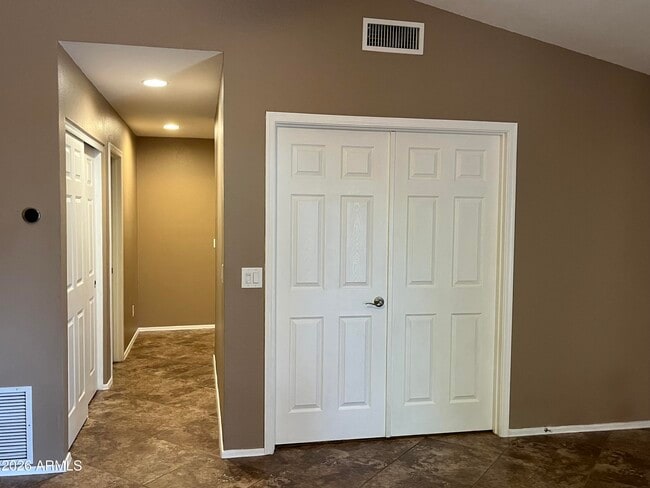 Building Photo - 3921 E Graythorn St