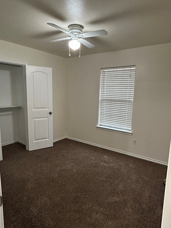 Building Photo - 9404 Lamar Ave