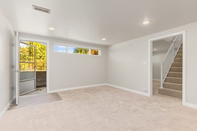 Building Photo - Crown Hill 3 Bedroom Daylight Basement Home