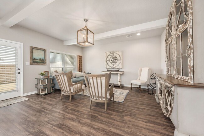 Building Photo - Well Appointed Townhomes with Fenced Backy...