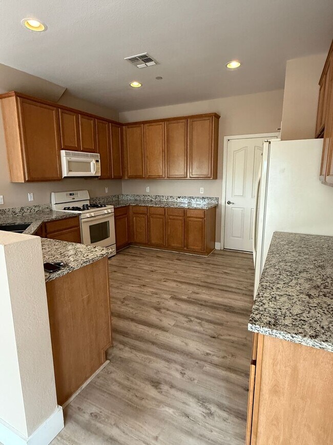 Building Photo - AVAILABLE NOW!  Beautiful 3BD/3BA North West HOME Resort-Style Living Across from Omni Tucson Nat...