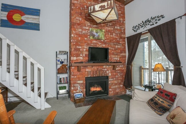 Building Photo - 2 Bedroom in Wildernest!  Summer lease!