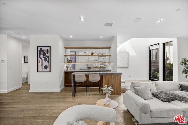 Building Photo - 141 Hollister Ave