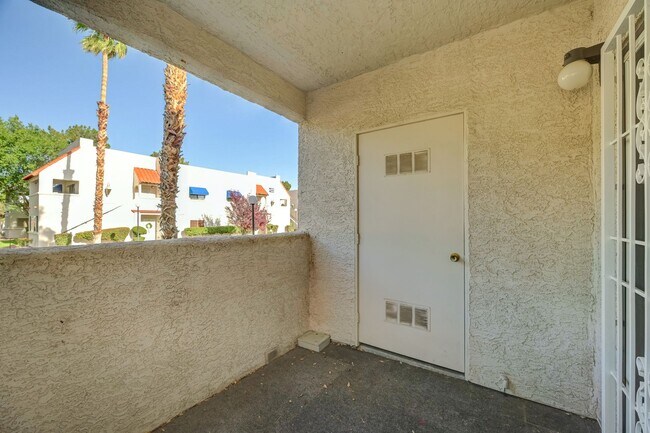 Building Photo - Move-In Ready Condo Near Summerlin!
