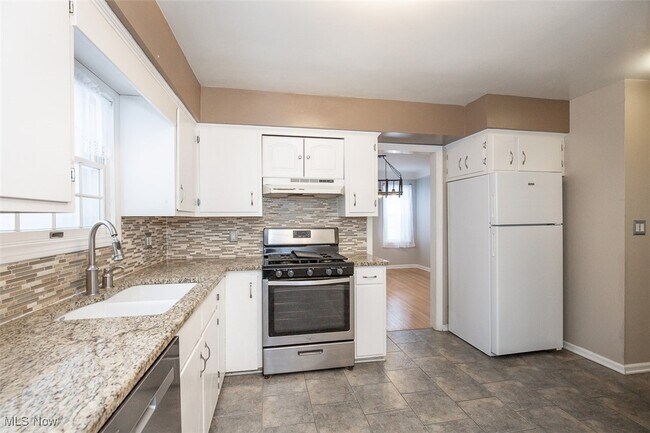 Building Photo - 1718 Maywood Rd