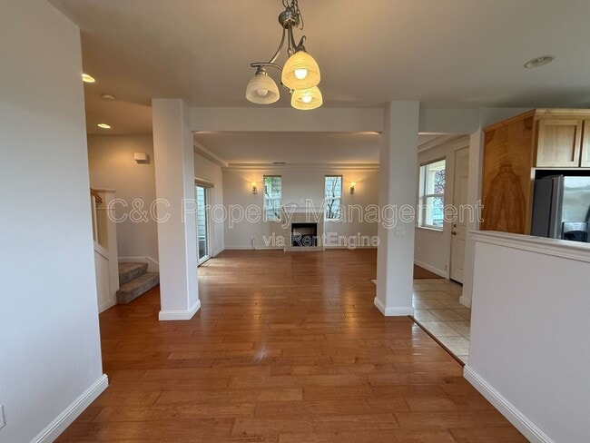 Building Photo - 2527 N Village Dr