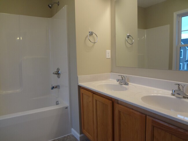 Building Photo - Excellent Townhouse in Ideal Location