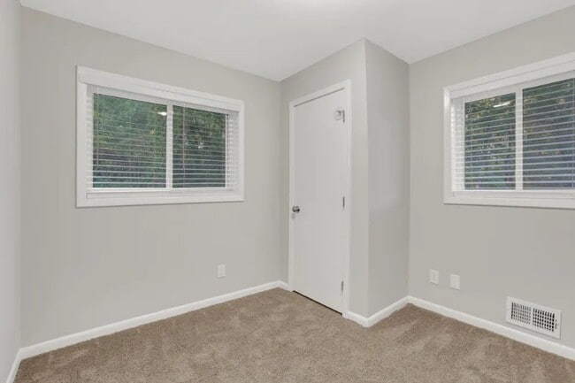 Building Photo - 2833 Altaview Dr SE