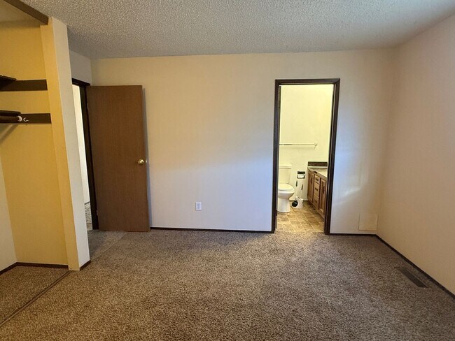 Building Photo - 925 Gellatly St