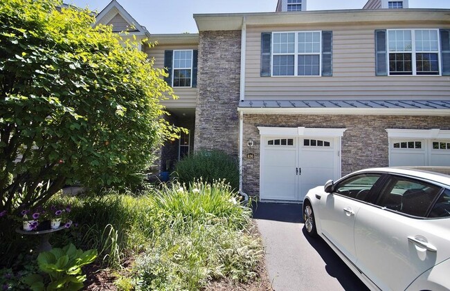 Building Photo - 836 Huntington Dr