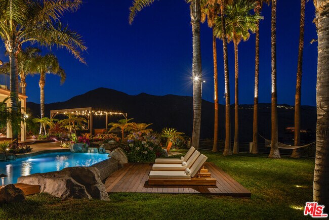 Building Photo - 5868 Zumirez Dr