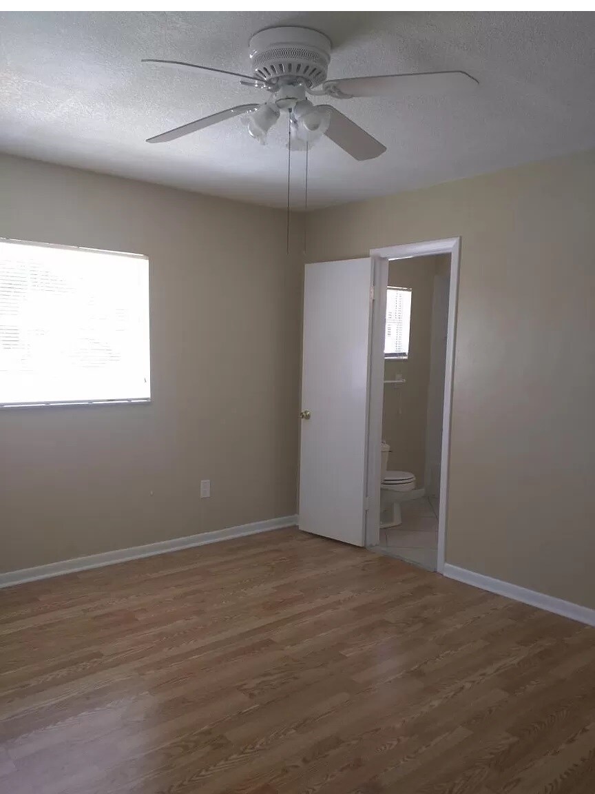 Building Photo - 3346 Camelot Dr