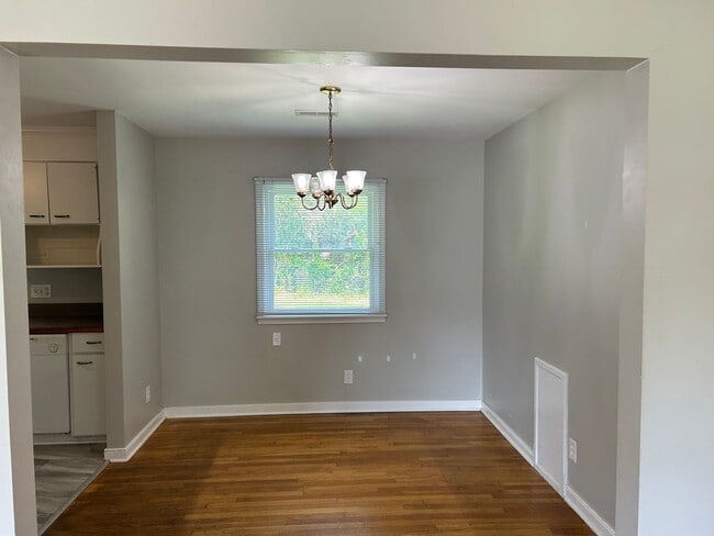 Building Photo - Charming 3 Bedroom, 2 Bath Brick Ranch Hom...