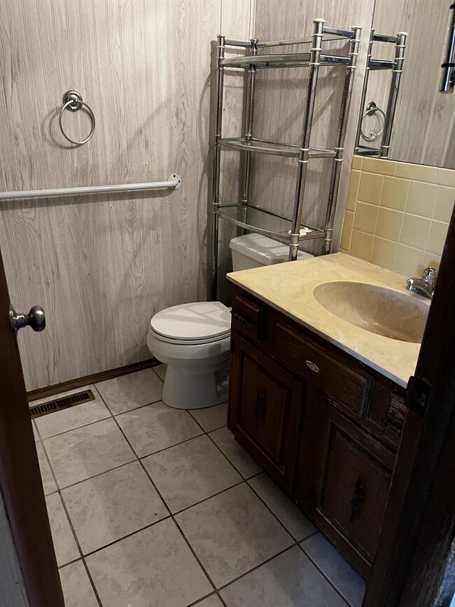 Building Photo - 461 Meeds Dr