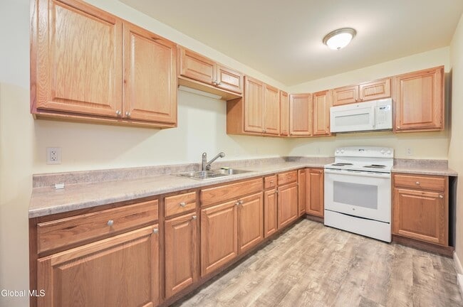 Building Photo - 281 Main St