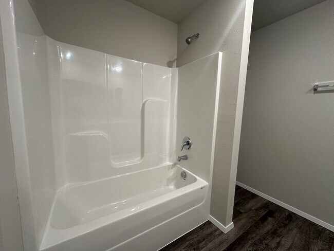 Building Photo - Quiet cul-da-sack - 3 bed 2 bath 2 car garage