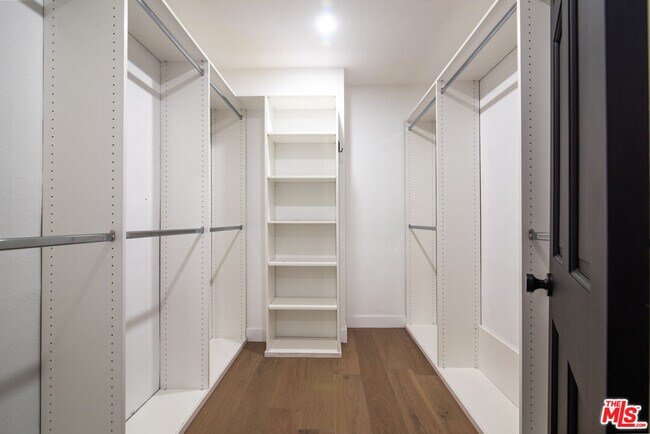 Building Photo - 9265 Thrush Way