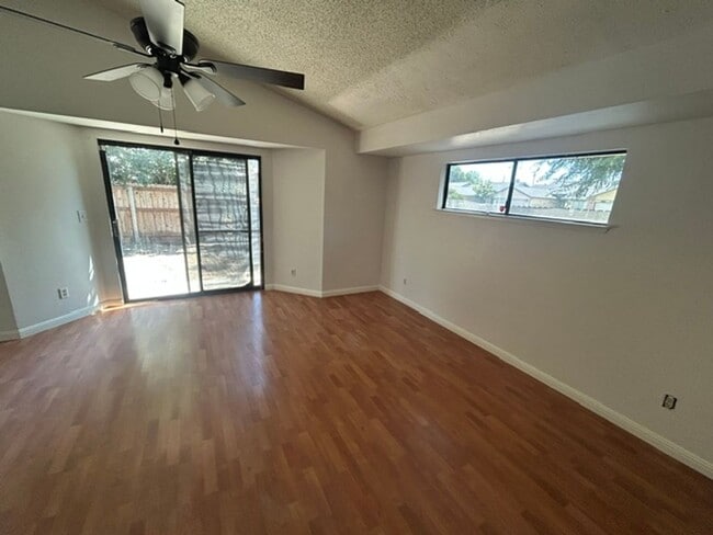 Building Photo - 3 bedroom 2 bathroom in Desirable SW Visalia!