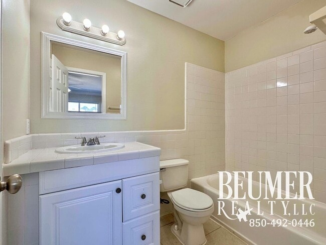 Building Photo - Charming 2 bedroom, 2.5 bath townhome for rent in SW Pensacola!