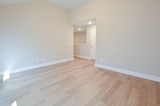 Building Photo - Fantastic Four Bedroom with Bonus!