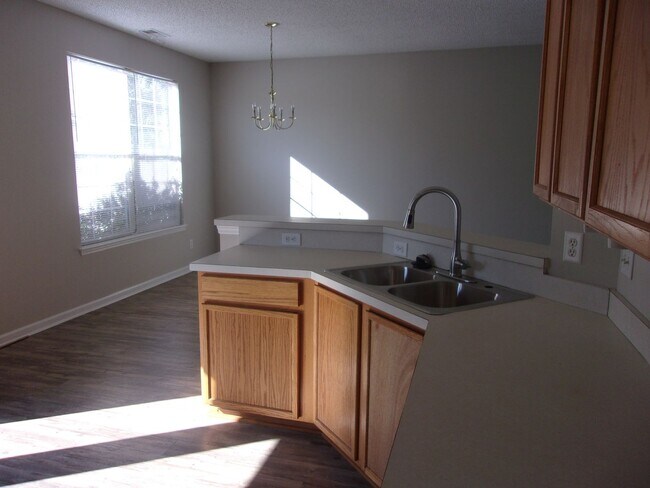Building Photo - 3 Bedroom / 2.5 Bathroom with 2 car garage...